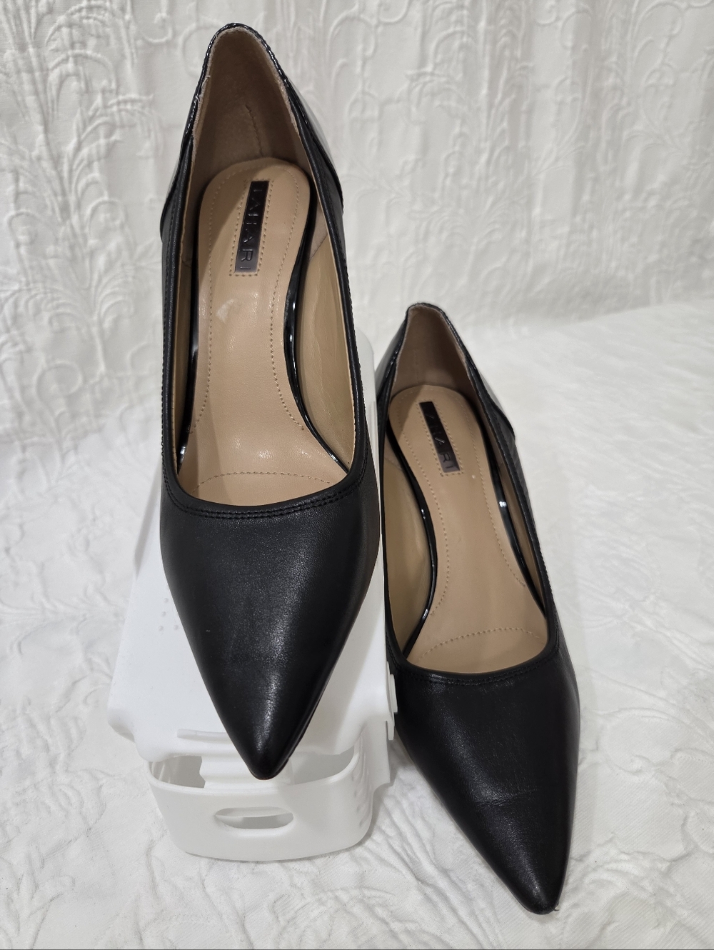 Tahari Classic Pointed Toe Women's Pumps in Black Size 8M